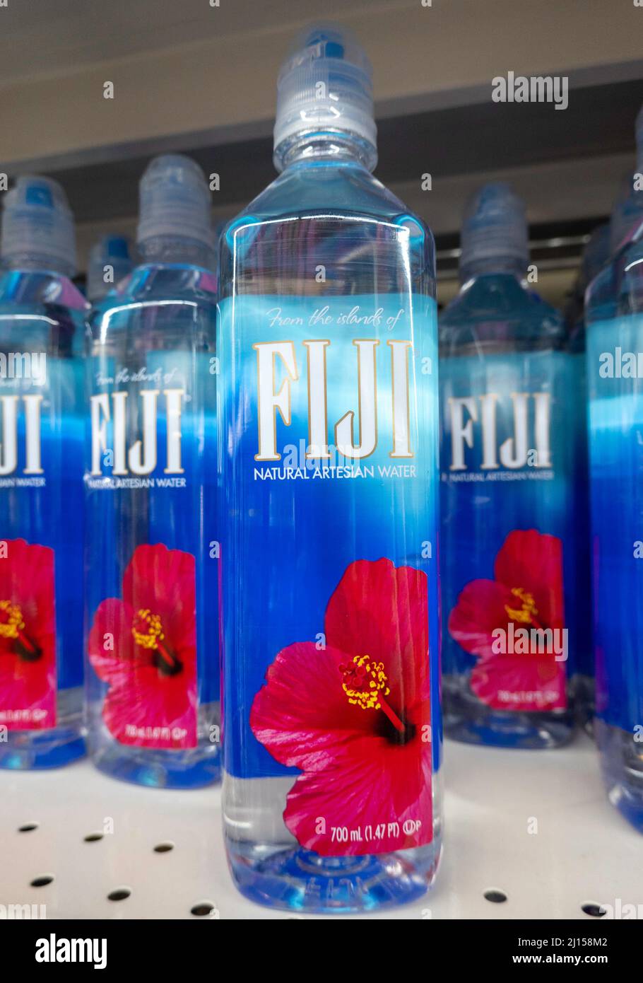 Fiji acqua minerale in bottiglia in vendita negli Stati Uniti 2022 Foto Stock