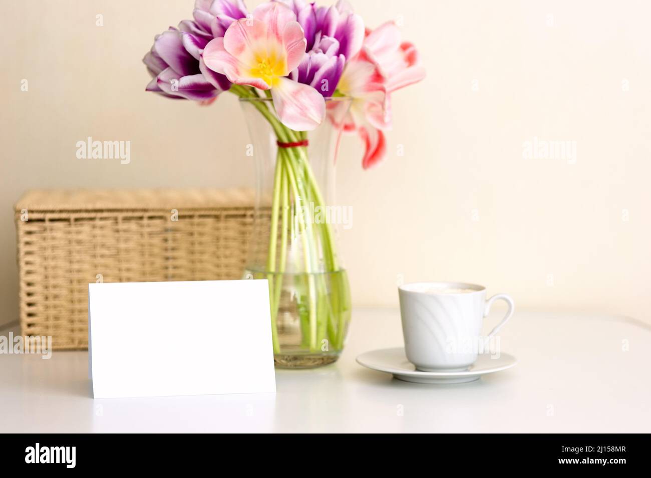 Bouquet di tulipani , teacup sul tavolo nella cucina luminosa. Foto Stock