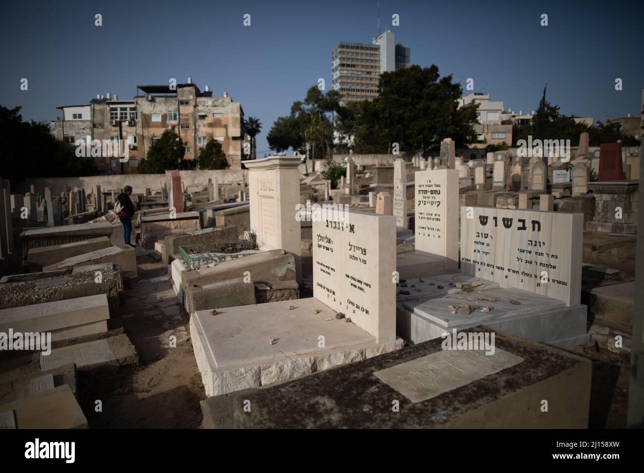 Lo storico cimitero di Trumpeldor a Tel Aviv, noto anche come "il vecchio cimitero", che contiene tombe dei grandi poeti, politici e artisti di Israele. Foto Stock