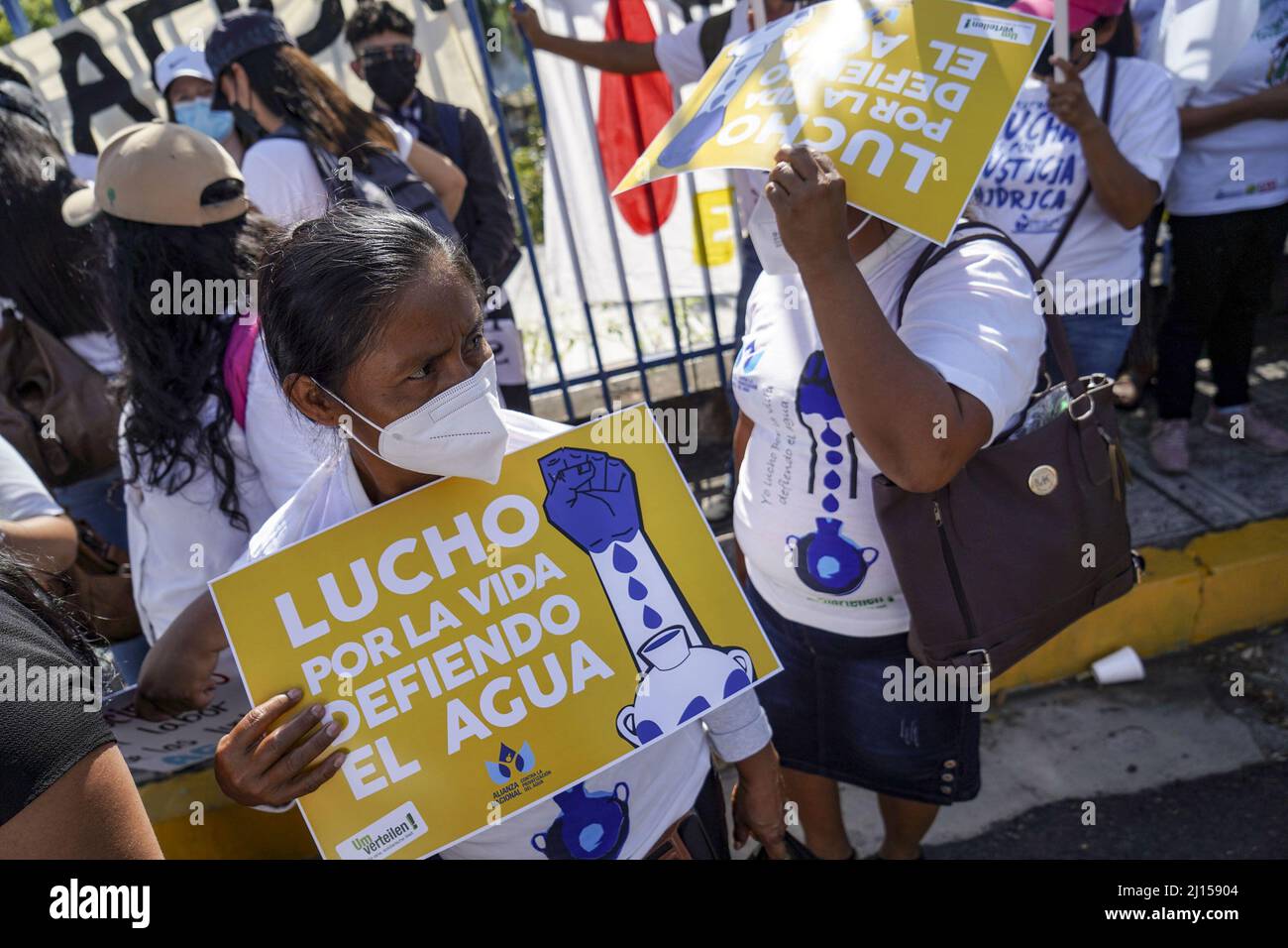 San Salvador, El Salvador. 22nd Mar 2022. I manifestanti hanno appellato i segnali per il riconoscimento dell'acqua come diritto costituzionale durante una protesta a San Salvador. I manifestanti si recano per le strade di San Salvador per chiedere il riconoscimento dell’acqua come diritto umano. Ogni 22nd marzo viene commemorata la Giornata Mondiale dell'acqua per difendere i diritti di circa 2,2 miliardi di persone che vivono senza accesso all'acqua pulita. Credit: SOPA Images Limited/Alamy Live News Foto Stock