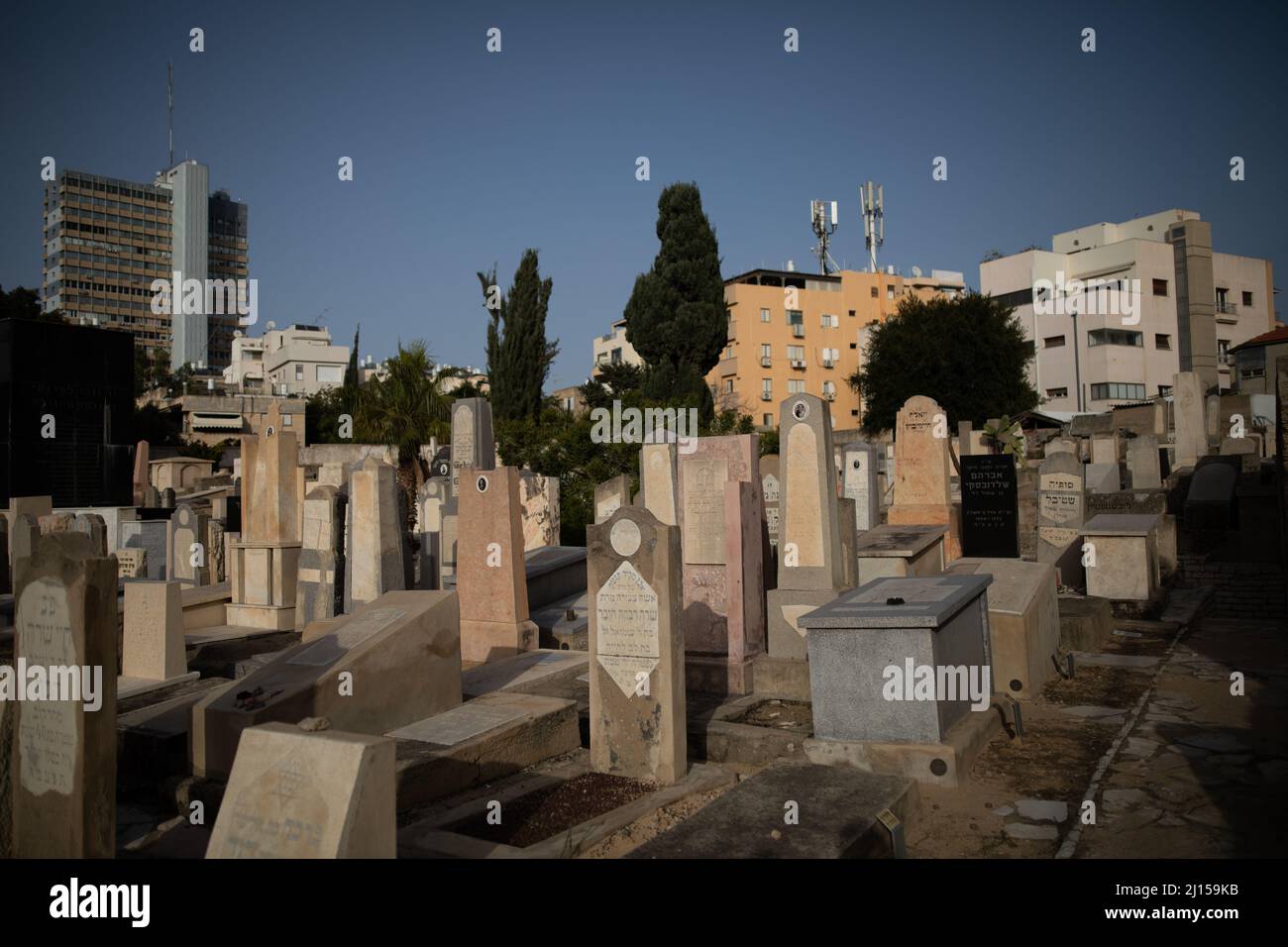 Lo storico cimitero di Trumpeldor a Tel Aviv, noto anche come "il vecchio cimitero", che contiene tombe dei grandi poeti, politici e artisti di Israele. Foto Stock