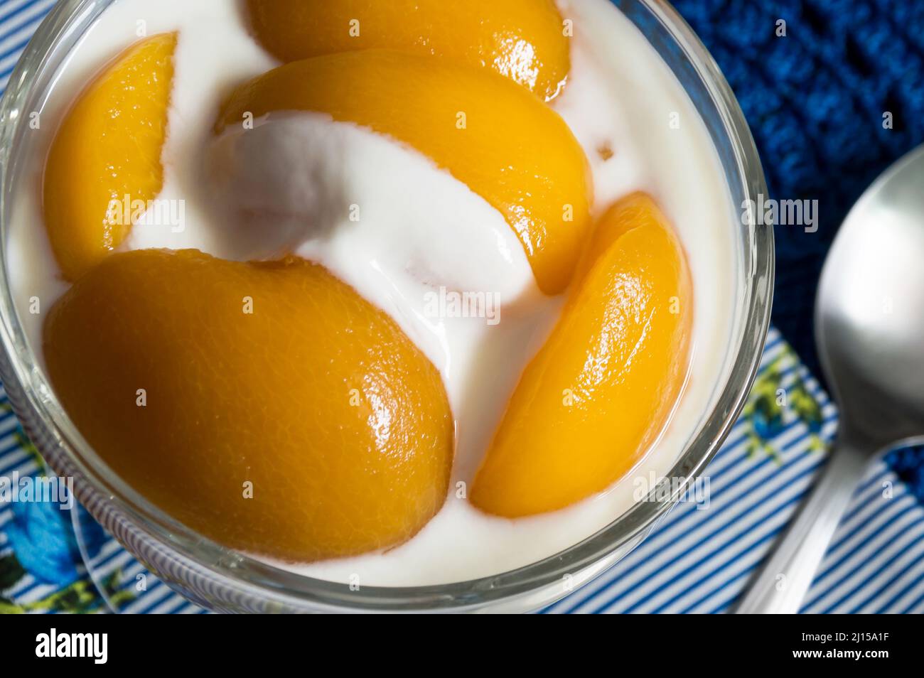 Fette di pesca allo sciroppo con yogurt fotografato dall'alto Foto Stock