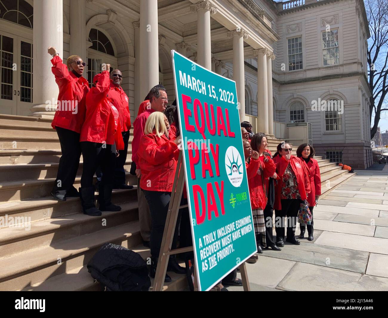 Gli attivisti, i leader della comunità, i membri dei sindacati e i politici si riuniscono sui gradini del municipio di New York martedì 15 marzo 2022 per radunarsi contro la disparità retributiva nel giorno annuale della parità retributiva 16th. Le donne in tutto il mondo guadagnano mediamente 87 centesimi per ogni dollaro che la sua controparte maschile guadagna con regolazioni drammatiche per le donne di colore. (© Frances M. Roberts) Foto Stock