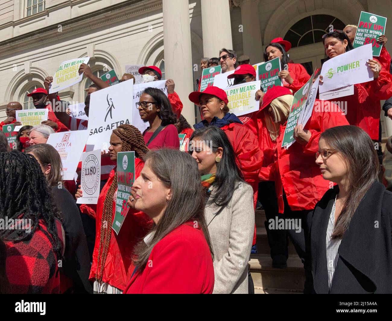Gli attivisti, i leader della comunità, i membri dei sindacati e i politici si riuniscono sui gradini del municipio di New York martedì 15 marzo 2022 per radunarsi contro la disparità retributiva nel giorno annuale della parità retributiva 16th. Le donne in tutto il mondo guadagnano mediamente 87 centesimi per ogni dollaro che la sua controparte maschile guadagna con regolazioni drammatiche per le donne di colore. (© Frances M. Roberts) Foto Stock