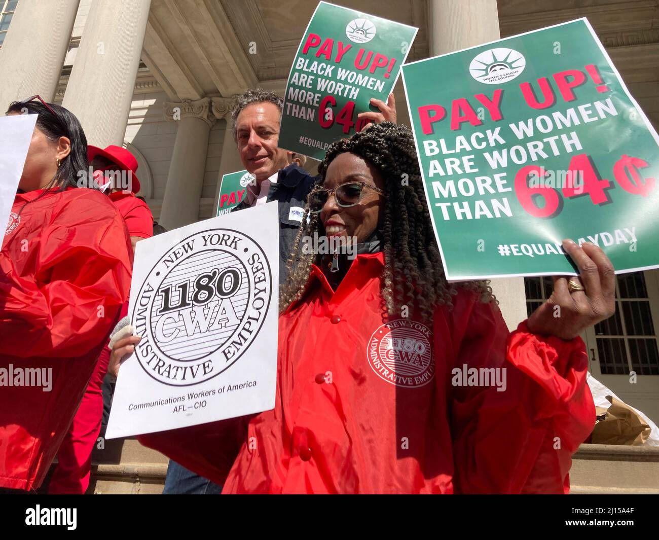 Gli attivisti, i leader della comunità, i membri dei sindacati e i politici si riuniscono sui gradini del municipio di New York martedì 15 marzo 2022 per radunarsi contro la disparità retributiva nel giorno annuale della parità retributiva 16th. Le donne in tutto il mondo guadagnano mediamente 87 centesimi per ogni dollaro che la sua controparte maschile guadagna con regolazioni drammatiche per le donne di colore. (© Frances M. Roberts) Foto Stock