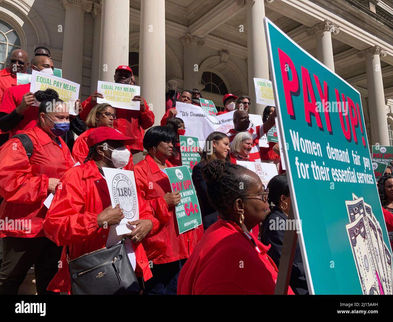Gli attivisti, i leader della comunità, i membri dei sindacati e i politici si riuniscono sui gradini del municipio di New York martedì 15 marzo 2022 per radunarsi contro la disparità retributiva nel giorno annuale della parità retributiva 16th. Le donne in tutto il mondo guadagnano mediamente 87 centesimi per ogni dollaro che la sua controparte maschile guadagna con regolazioni drammatiche per le donne di colore. (© Frances M. Roberts) Foto Stock