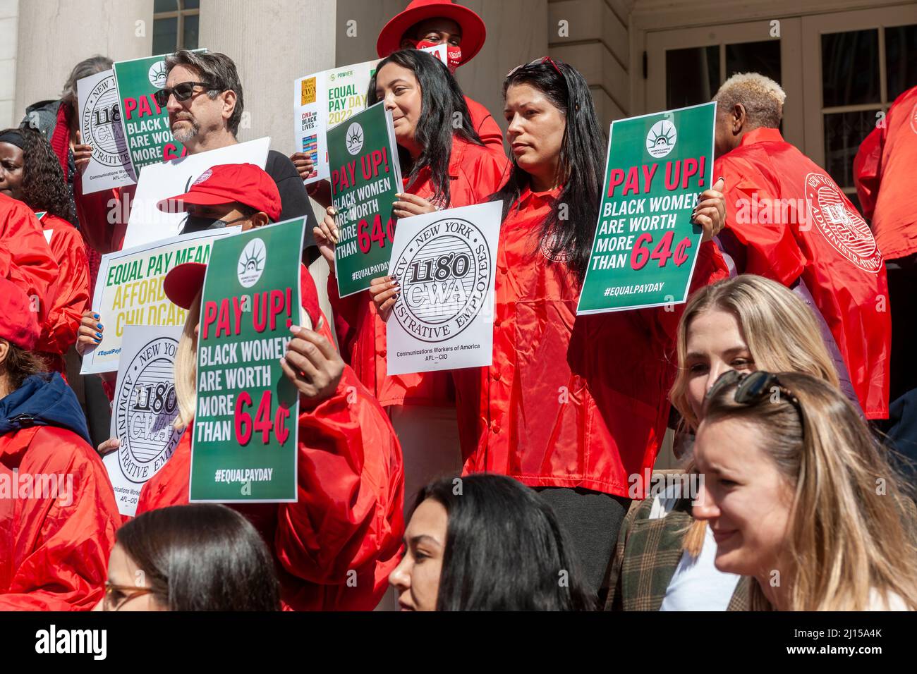 Gli attivisti, i leader della comunità, i membri dei sindacati e i politici si riuniscono sui gradini del municipio di New York martedì 15 marzo 2022 per radunarsi contro la disparità retributiva nel giorno annuale della parità retributiva 16th. Le donne in tutto il mondo guadagnano mediamente 87 centesimi per ogni dollaro che la sua controparte maschile guadagna con regolazioni drammatiche per le donne di colore. (© Richard B. Levine) Foto Stock