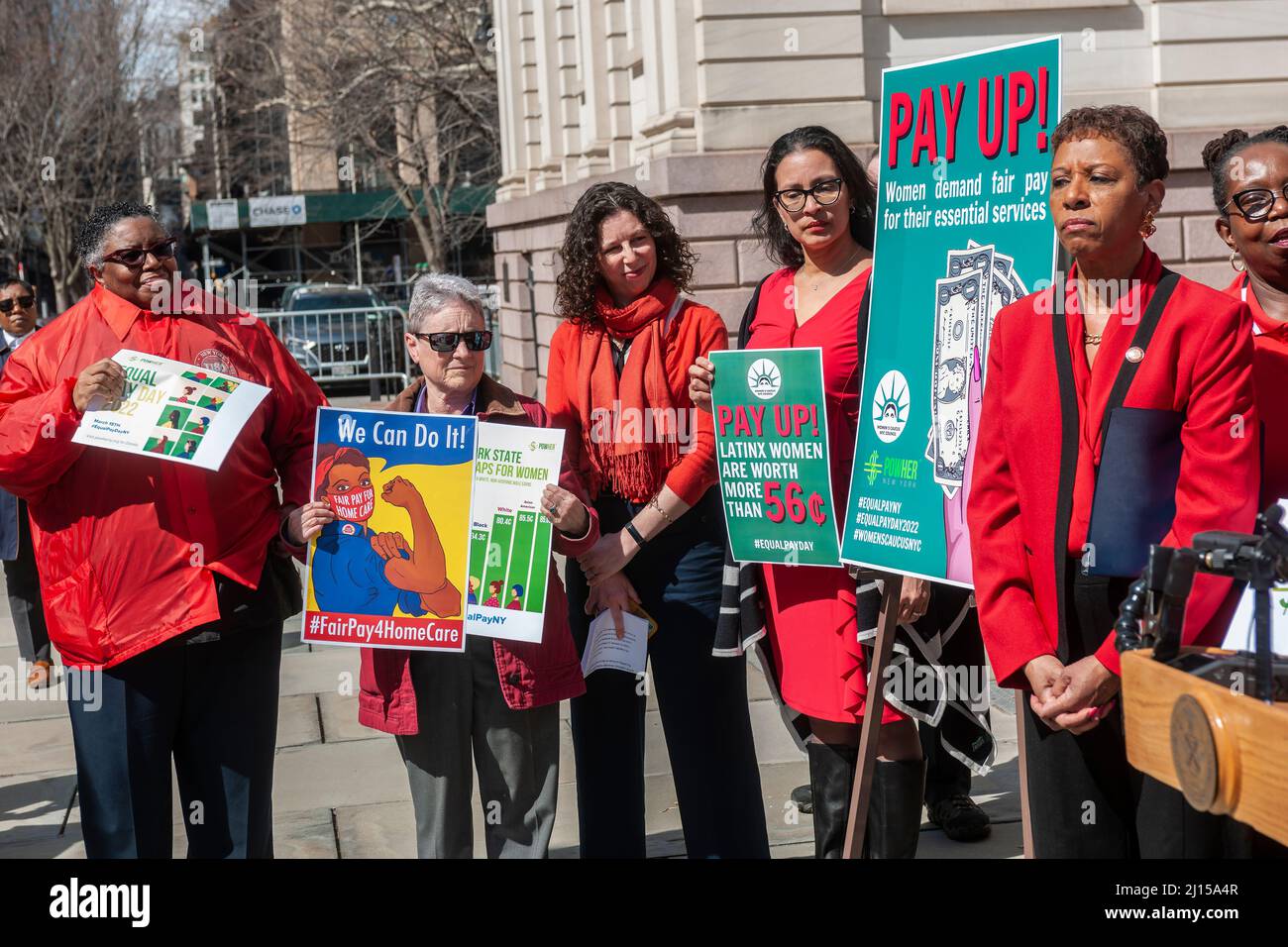 Gli attivisti, i leader della comunità, i membri dei sindacati e i politici si riuniscono sui gradini del municipio di New York martedì 15 marzo 2022 per radunarsi contro la disparità retributiva nel giorno annuale della parità retributiva 16th. Le donne in tutto il mondo guadagnano mediamente 87 centesimi per ogni dollaro che la sua controparte maschile guadagna con regolazioni drammatiche per le donne di colore. (© Richard B. Levine) Foto Stock