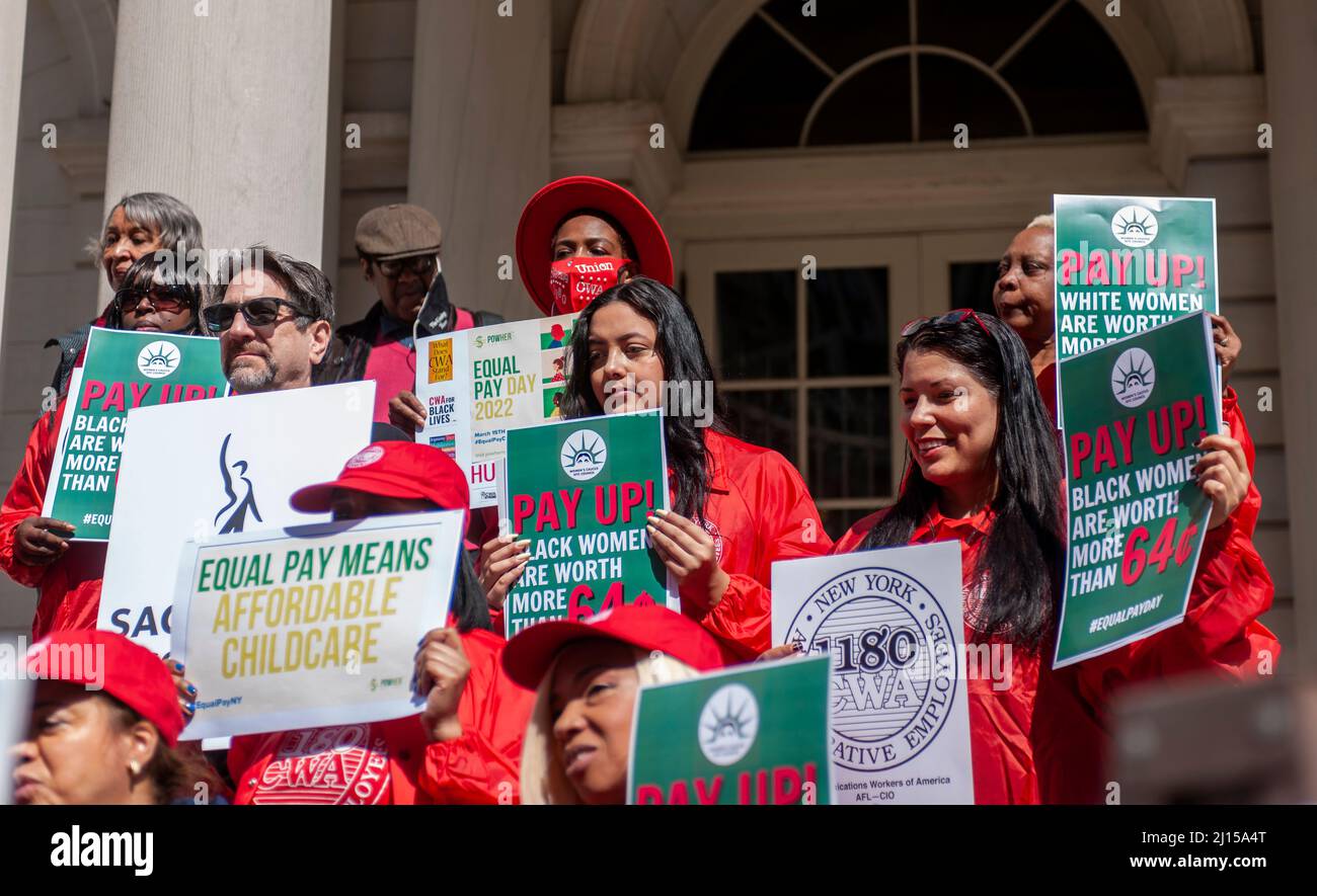 Gli attivisti, i leader della comunità, i membri dei sindacati e i politici si riuniscono sui gradini del municipio di New York martedì 15 marzo 2022 per radunarsi contro la disparità retributiva nel giorno annuale della parità retributiva 16th. Le donne in tutto il mondo guadagnano mediamente 87 centesimi per ogni dollaro che la sua controparte maschile guadagna con regolazioni drammatiche per le donne di colore. (© Richard B. Levine) Foto Stock