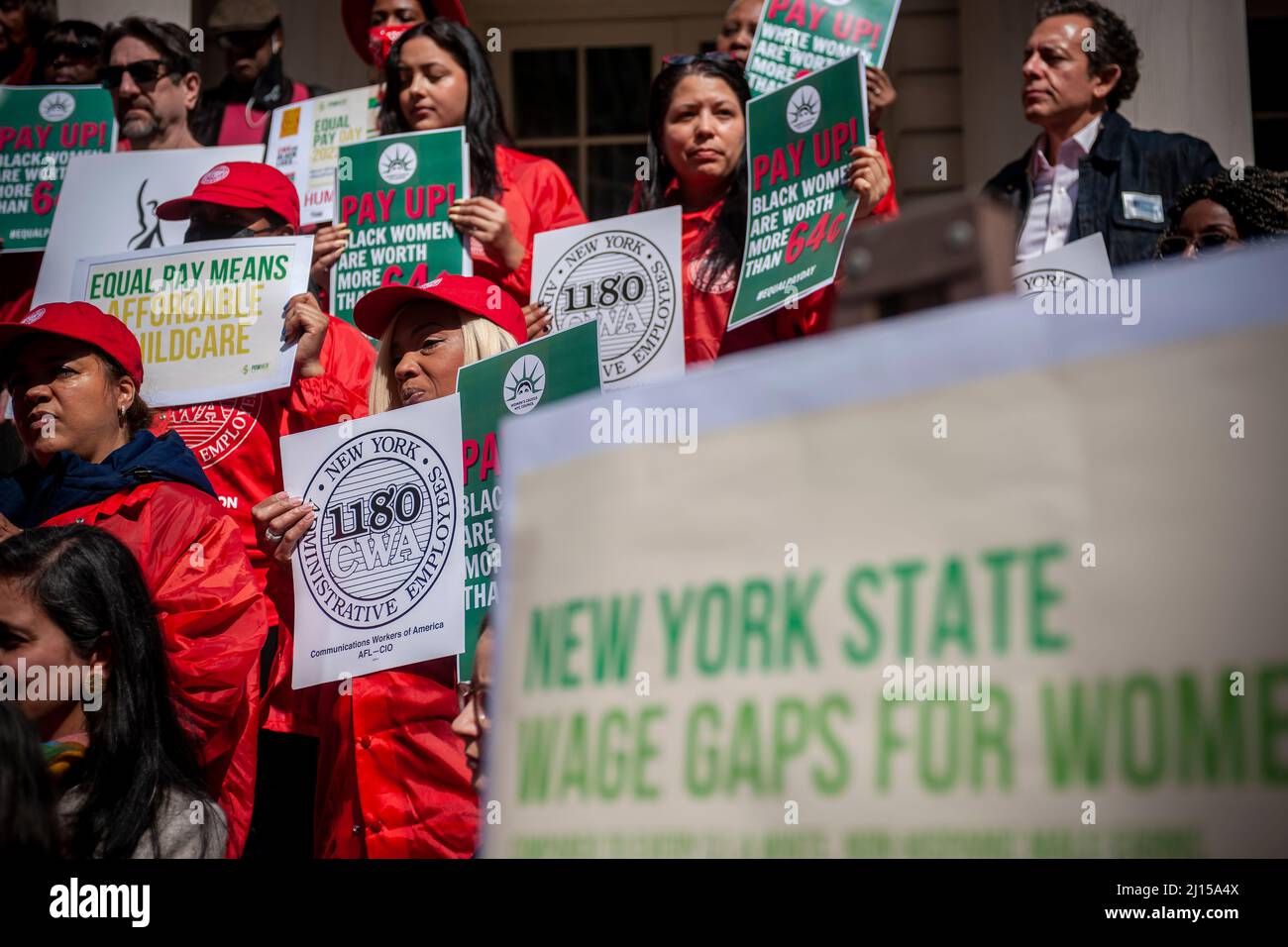 Gli attivisti, i leader della comunità, i membri dei sindacati e i politici si riuniscono sui gradini del municipio di New York martedì 15 marzo 2022 per radunarsi contro la disparità retributiva nel giorno annuale della parità retributiva 16th. Le donne in tutto il mondo guadagnano mediamente 87 centesimi per ogni dollaro che la sua controparte maschile guadagna con regolazioni drammatiche per le donne di colore. (© Richard B. Levine) Foto Stock