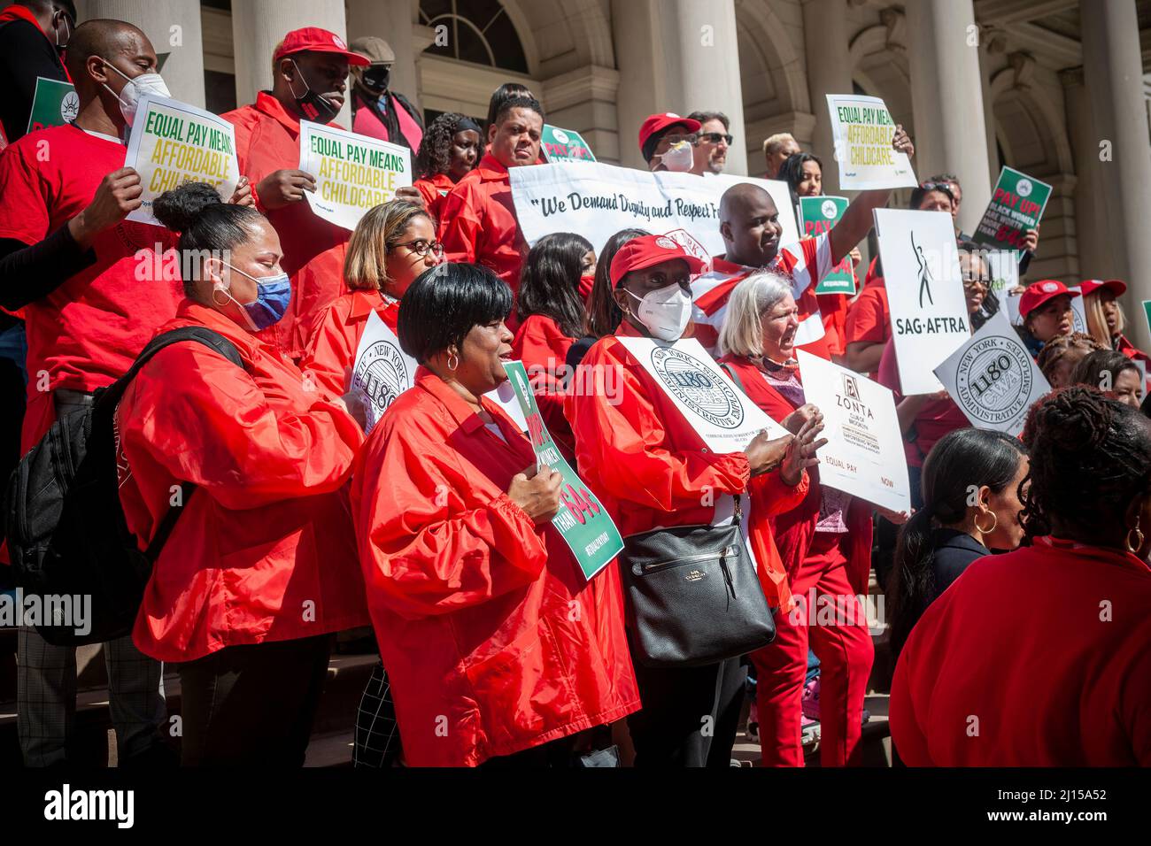 Gli attivisti, i leader della comunità, i membri dei sindacati e i politici si riuniscono sui gradini del municipio di New York martedì 15 marzo 2022 per radunarsi contro la disparità retributiva nel giorno annuale della parità retributiva 16th. Le donne in tutto il mondo guadagnano mediamente 87 centesimi per ogni dollaro che la sua controparte maschile guadagna con regolazioni drammatiche per le donne di colore. (© Richard B. Levine) Foto Stock