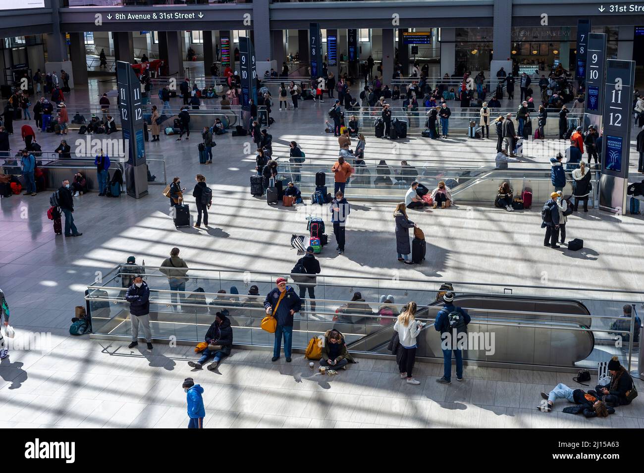 Orde di viaggiatori affollano la Moynihan Train Hall nella Pennsylvania Station di New York la domenica, Mach 13, 2022. Con il tempo più caldo, il rilassamento delle restrizioni e una diminuzione delle ospedalizzazioni COVID-19 in molte parti del paese molti Americani stanno viaggiando ancora. (© Richard B. Levine) Foto Stock