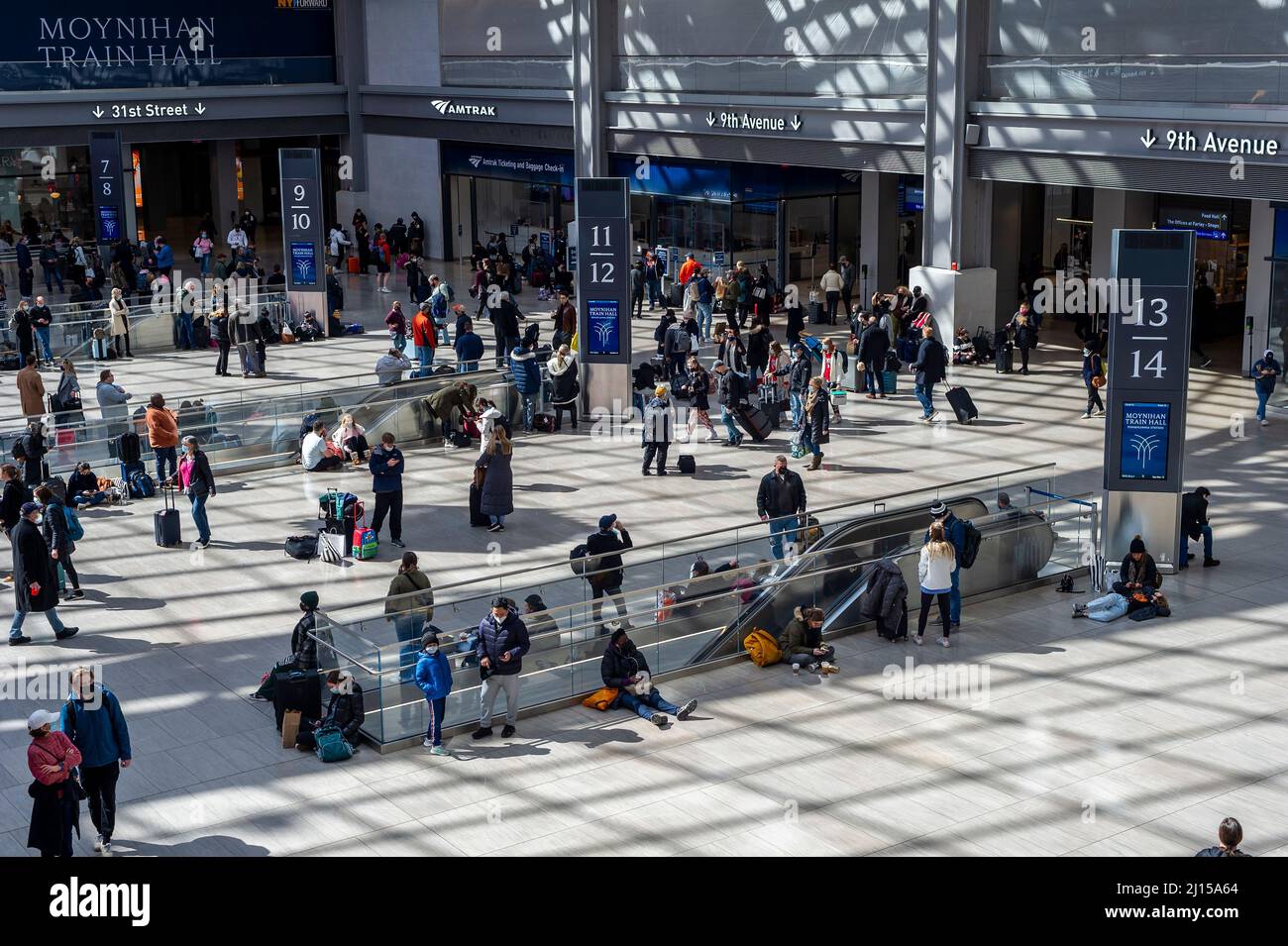 Orde di viaggiatori affollano la Moynihan Train Hall nella Pennsylvania Station di New York la domenica, Mach 13, 2022. Con il tempo più caldo, il rilassamento delle restrizioni e una diminuzione delle ospedalizzazioni COVID-19 in molte parti del paese molti Americani stanno viaggiando ancora. (© Richard B. Levine) Foto Stock