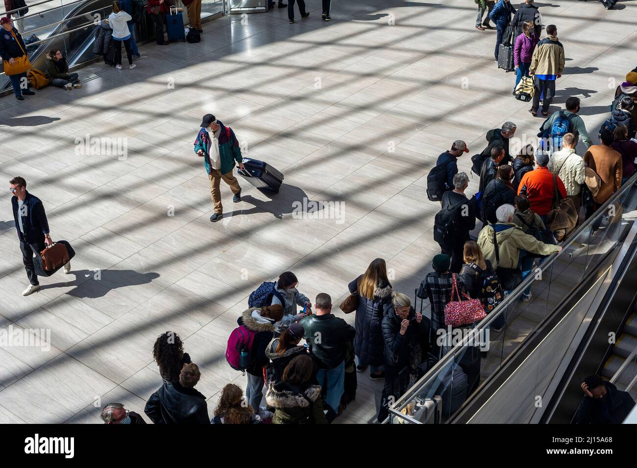 Orde di viaggiatori affollano la Moynihan Train Hall nella Pennsylvania Station di New York la domenica, Mach 13, 2022. Con il tempo più caldo, il rilassamento delle restrizioni e una diminuzione delle ospedalizzazioni COVID-19 in molte parti del paese molti Americani stanno viaggiando ancora. (© Richard B. Levine) Foto Stock