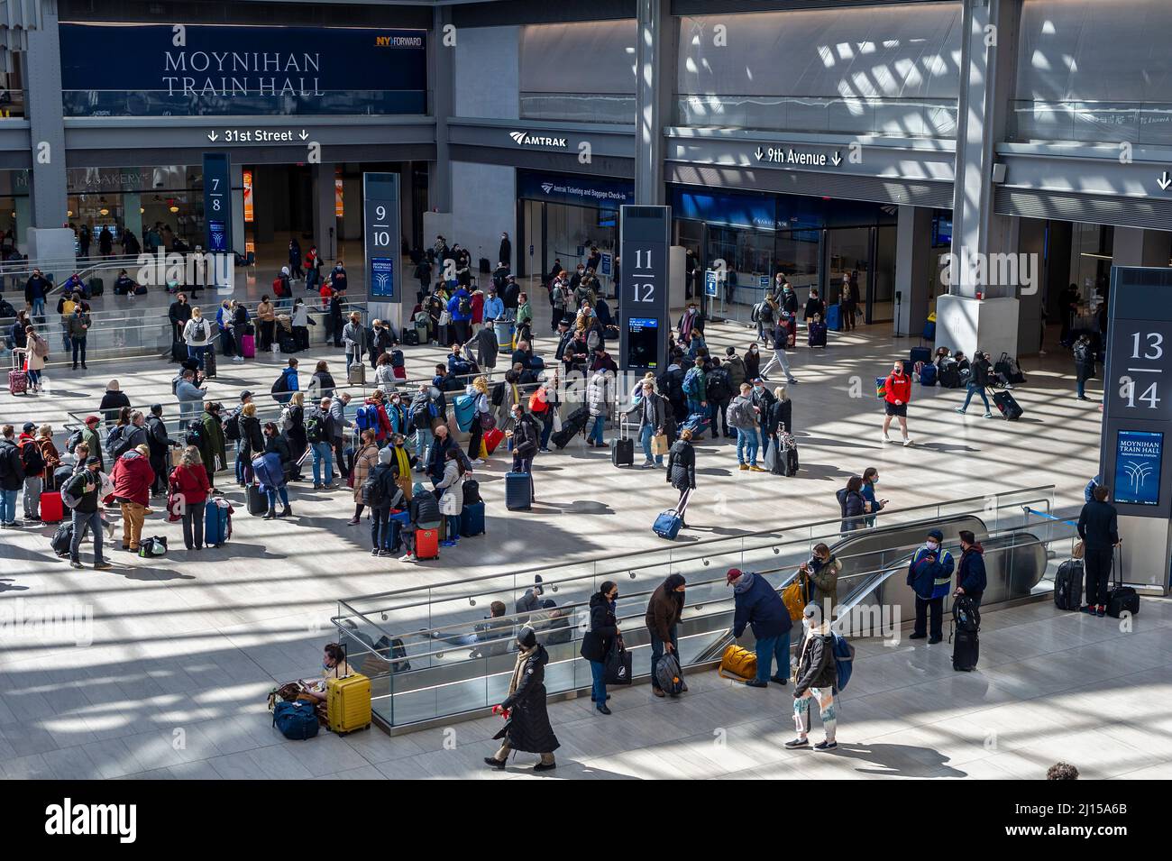 Orde di viaggiatori affollano la Moynihan Train Hall nella Pennsylvania Station di New York la domenica, Mach 13, 2022. Con il tempo più caldo, il rilassamento delle restrizioni e una diminuzione delle ospedalizzazioni COVID-19 in molte parti del paese molti Americani stanno viaggiando ancora. (© Richard B. Levine) Foto Stock