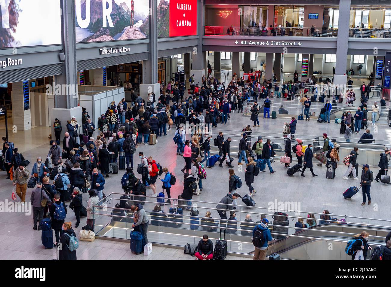 Orde di viaggiatori affollano la Moynihan Train Hall nella Pennsylvania Station di New York la domenica, Mach 13, 2022. Con il tempo più caldo, il rilassamento delle restrizioni e una diminuzione delle ospedalizzazioni COVID-19 in molte parti del paese molti Americani stanno viaggiando ancora. (© Richard B. Levine) Foto Stock