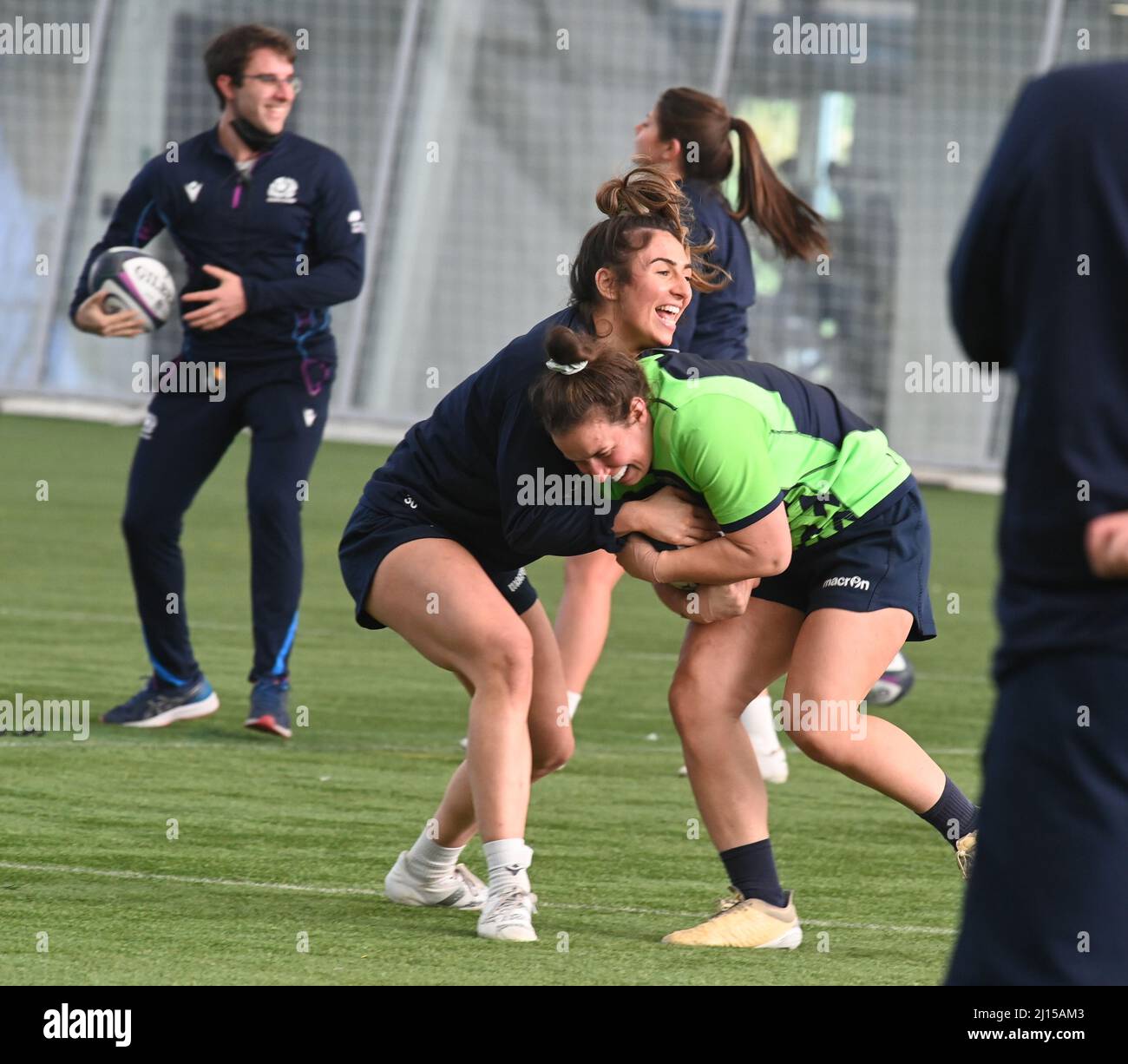 Oriam Sports Centre Edinburgh.Scotland.UK. 22nd marzo 22 .Scotland's Training Session for TikTok Women's Six Nations Rugby match vs Inghilterra . Scozia Scotland Emma Wassell Tackles Captain Rachel Malcolm Credit: eric mccowat/Alamy Live News Foto Stock
