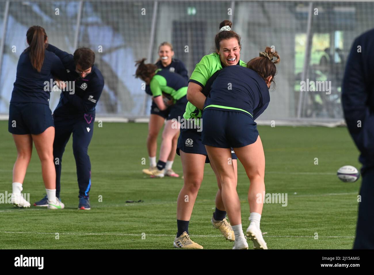 Oriam Sports Centre Edinburgh.Scotland.UK. 22nd marzo 22 .Scotland's Training Session for TikTok Women's Six Nations Rugby match vs Inghilterra . Scotland Captain Rachel Malcolm Tackles Emma Wassell Credit: eric mccowat/Alamy Live News Foto Stock