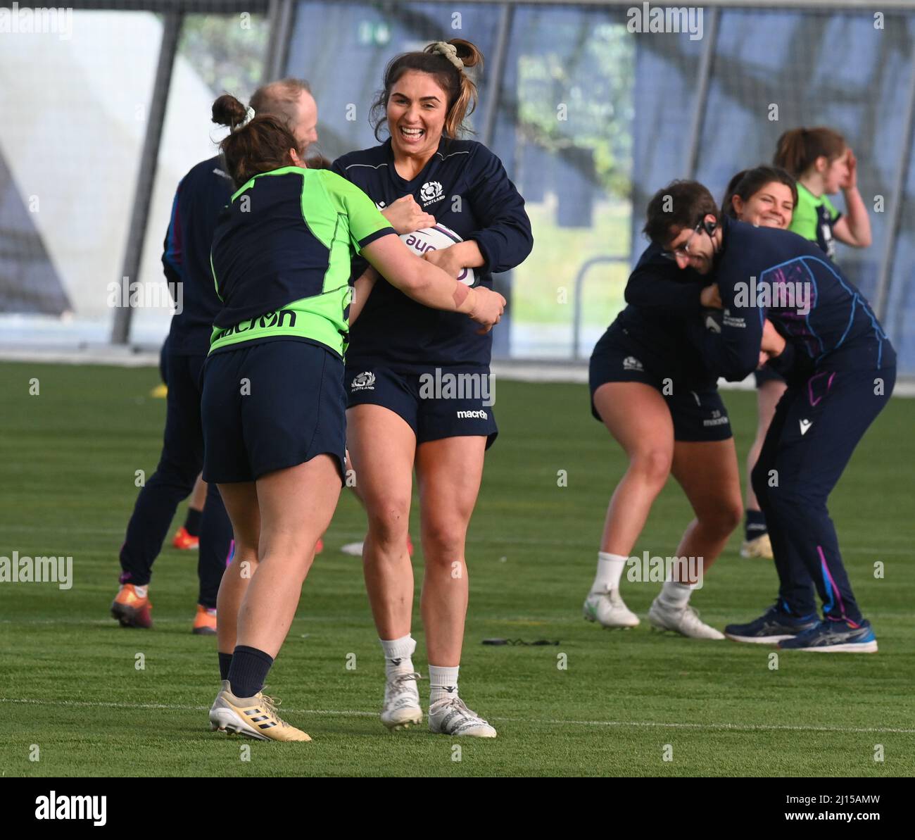 Oriam Sports Centre Edinburgh.Scotland.UK. 22nd marzo 22 .Scotland's Training Session for TikTok Women's Six Nations Rugby match vs Inghilterra . Scotland Captain Rachel Malcolm Tackles Emma Wassell Credit: eric mccowat/Alamy Live News Foto Stock