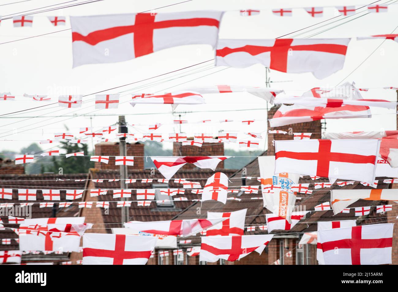 Torrington Avenue, Knowle West, Bristol, Regno Unito. 17th giugno 2021. Una strada immobiliare a Bristol è stata coperta di bandiere e coniglietti davanti all'Inghilterra Foto Stock