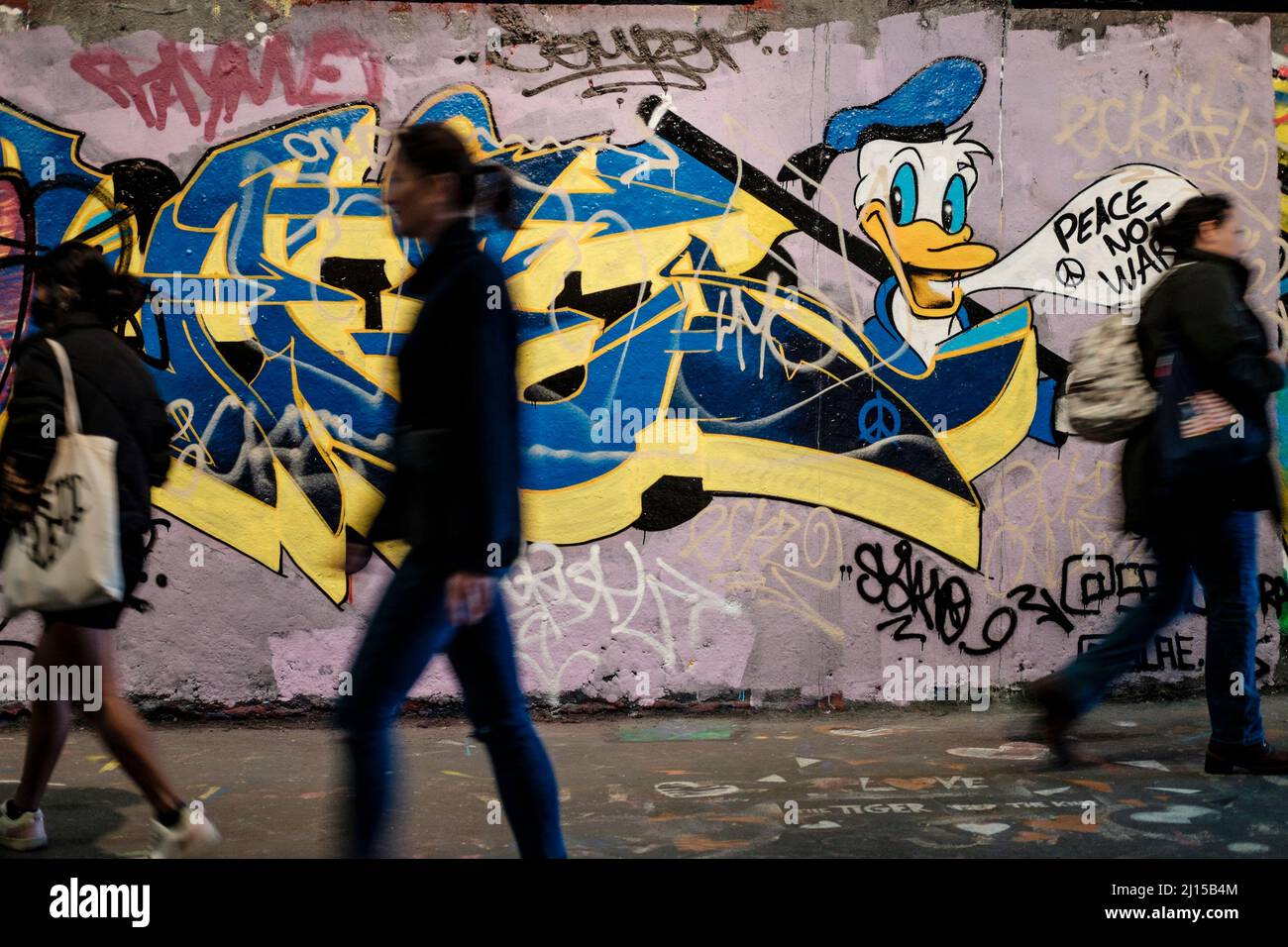 Arte di strada anti-guerra, Leake Street, Londra, Regno Unito. Foto Stock