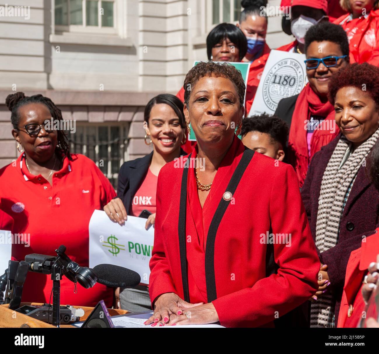 Adams, a podio, si unisce agli attivisti, ai leader della comunità, ai membri dei sindacati e ai politici sui gradini del municipio di New York martedì 15 marzo 2022 per rally contro la disparità retributiva nel 16th annuale giorno della parità retributiva. Le donne in tutto il mondo guadagnano mediamente 87 centesimi per ogni dollaro che la sua controparte maschile guadagna con regolazioni drammatiche per le donne di colore. (© Richard B. Levine) Foto Stock