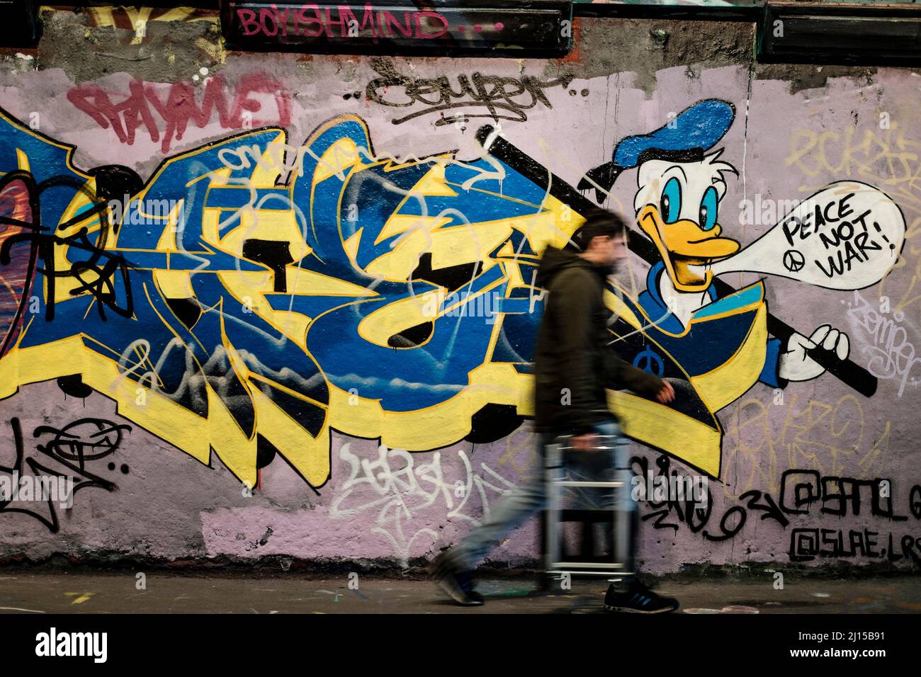 Arte di strada anti-guerra, Leake Street, Londra, Regno Unito. Foto Stock