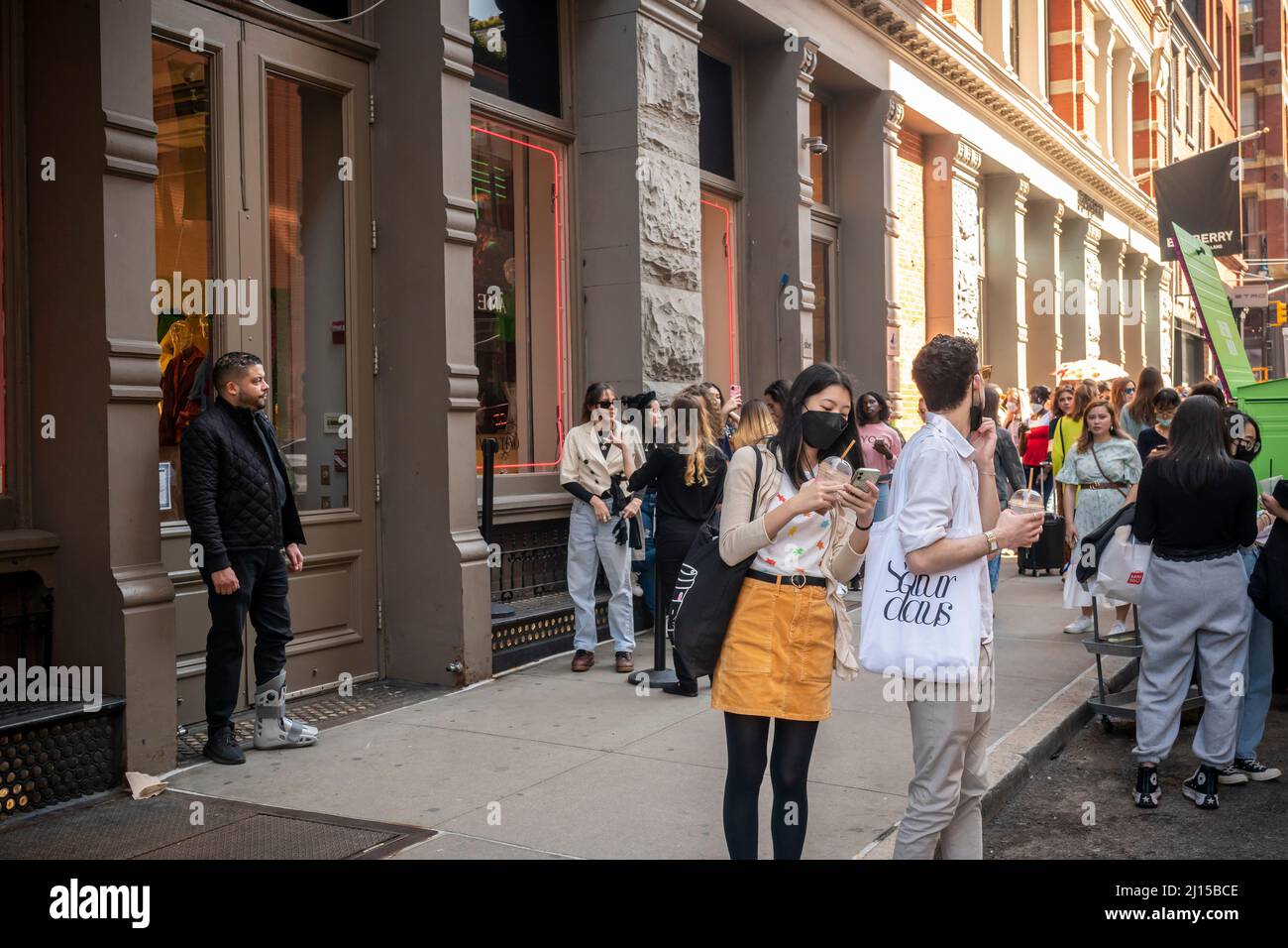 Il fashion conscio celebra l'insaponabile clima caldo, aspettando ore in fila all'esterno del negozio Valentino di Soho a New York sabato. 19 marzo 2022 per partecipare all'attivazione del marchio Valentino con l'introduzione della collezione Rendez-Vous. Oltre ad essere data la possibilità di acquistare la merce designerÕs partecipanti hanno sperimentato fiori gratuiti, un carrello caffè e altro ancora. (© Richard B. Levine) Foto Stock