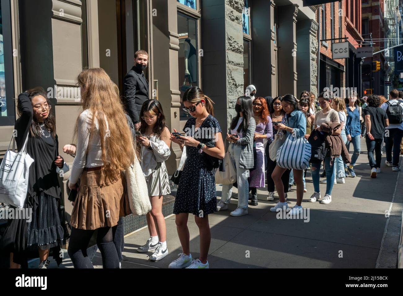 Il fashion conscio celebra l'insaponabile clima caldo, aspettando ore in fila all'esterno del negozio Valentino di Soho a New York sabato. 19 marzo 2022 per partecipare all'attivazione del marchio Valentino con l'introduzione della collezione Rendez-Vous. Oltre ad essere data la possibilità di acquistare la merce designerÕs partecipanti hanno sperimentato fiori gratuiti, un carrello caffè e altro ancora. (© Richard B. Levine) Foto Stock