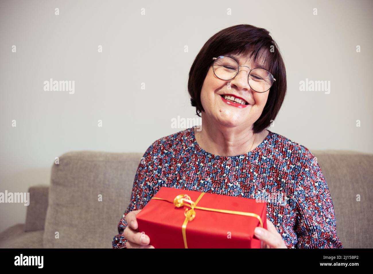 Nonna è dato un presente a casa verticale Foto Stock