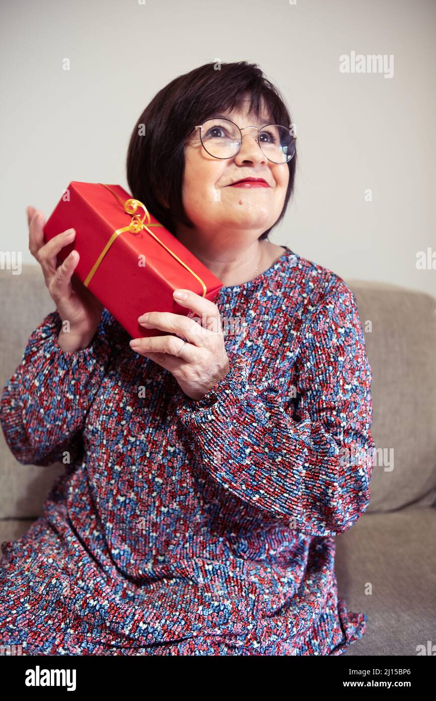 Nonna è dato un presente a casa verticale Foto Stock