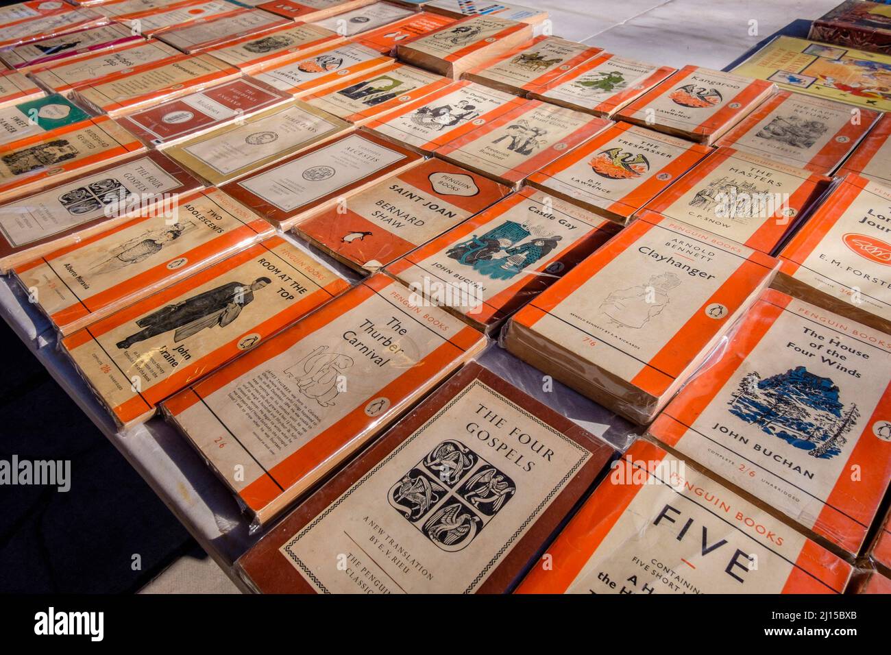 Libri vintage classici Pinguin in vendita presso South Bank Book Market, Londra, Regno Unito Foto Stock