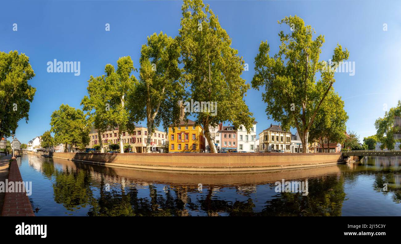 Bad Kreuznach, Brueckenhaeuser, Germania sotto il cielo blu Foto Stock