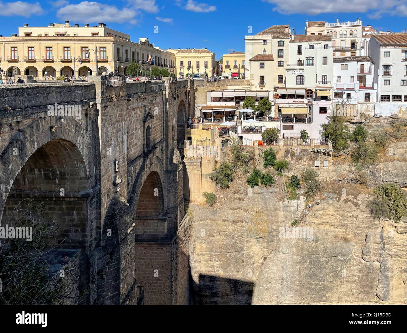 Città di Ronda, Spagna, e vista del Ponte nuovo, o Puente Nuevo in spagnolo. Ronda è uno dei pittoreschi e popolari villaggi bianchi. Foto Stock