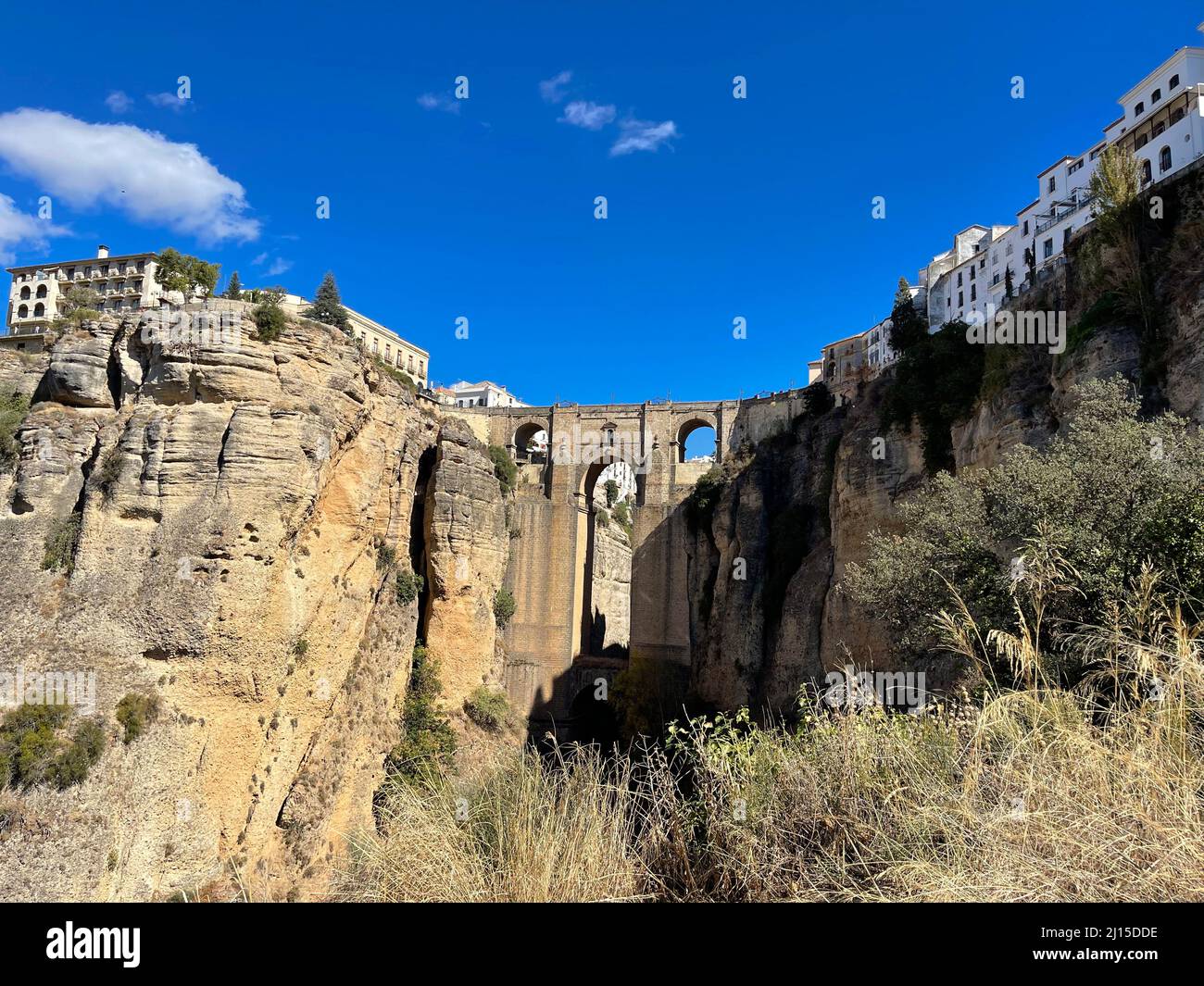 Città di Ronda, Spagna, e vista del Ponte nuovo, o Puente Nuevo in spagnolo. Ronda è uno dei pittoreschi e popolari villaggi bianchi. Foto Stock