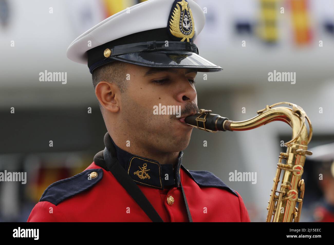 Banda militare che suona strumenti e musica del vento, marciando in cerimonia di laurea presso la Navy School, truppe del corpo marino. Foto Stock