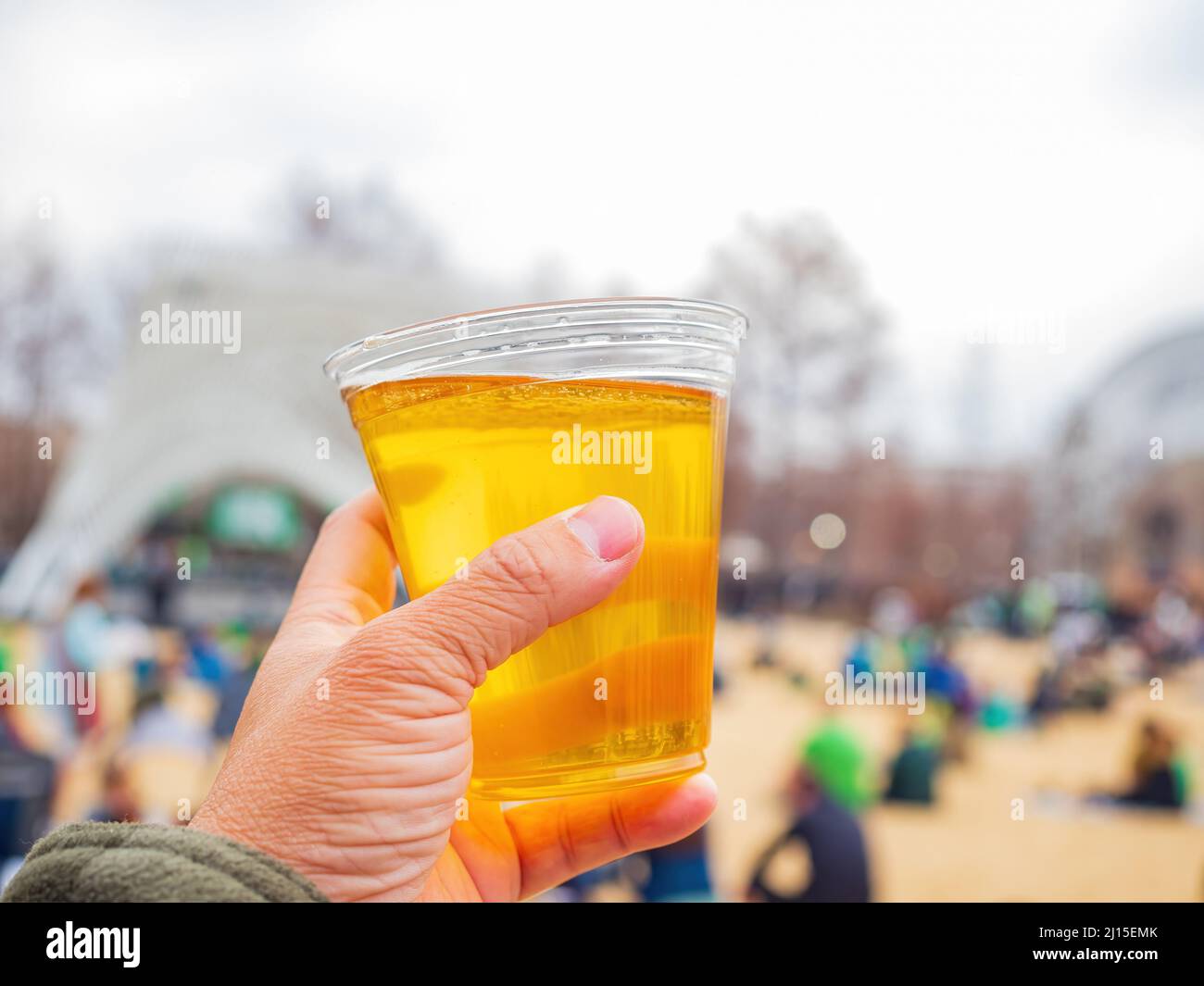 Primo piano di una mano che tiene birra in un evento del giorno di San Patrizio in Oklahoma Foto Stock