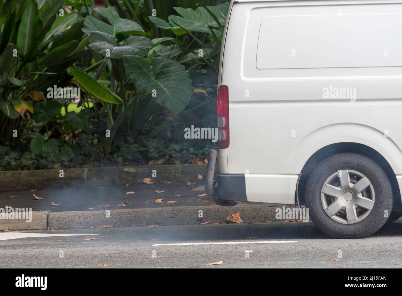 Fumo grigio del tubo di scarico che fuoriesce dalla parte posteriore di un veicolo a Sydney, nuovo Galles del Sud, Australia Foto Stock