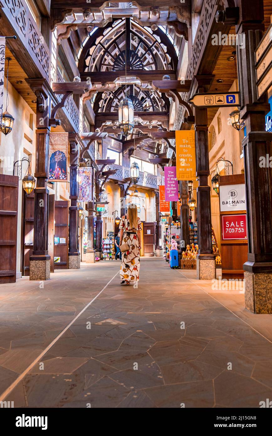 Donna di shopping turistico e ammirando sul vicolo di un souk Foto Stock