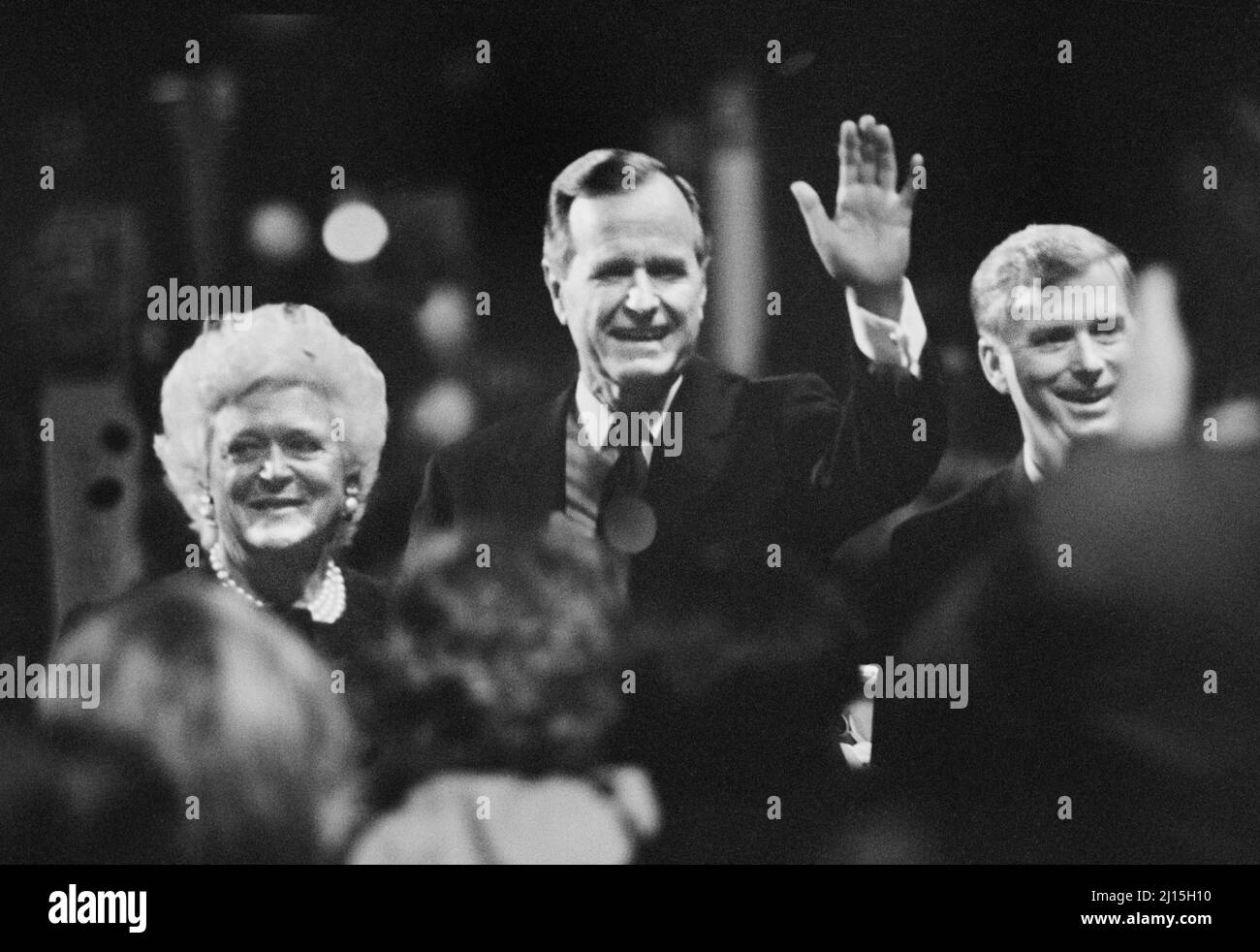 Il presidente degli Stati Uniti George H.W. Bush, sua moglie Barbara Bush e il vicepresidente degli Stati Uniti Dan Quayle riconoscono la folla durante la Convention Nazionale Repubblicana, Houston, Texas, USA, Laura Patterson, Roll Call Photograph Collection, agosto 1992 Foto Stock
