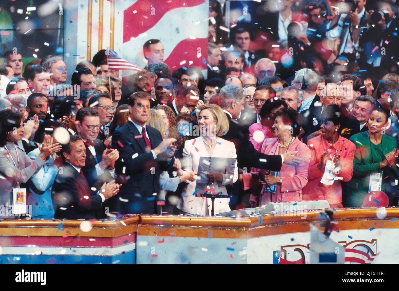 Il Presidente degli Stati Uniti Bill Clinton, Hillary Clinton, il Vice Presidente degli Stati Uniti al Gore, il Senatore Paul Simon e altri sul palco celebrano la nomina di Bill Clinton come candidato del Partito democratico per il presidente, la Convenzione Nazionale Democratica, Chicago, Illinois, USA, Laura Patterson, Roll Call Photograph Collection, Foto Stock