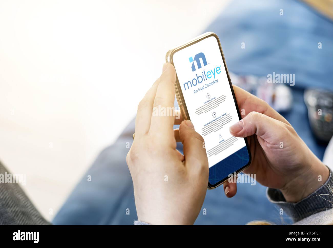 Gerusalemme, ISR, marzo 2022: Donna che naviga sul sito web della società Mobileye sul suo telefono. Editoriale illustrativo. Mockup realistico. Messa a fuoco selettiva. Foto Stock