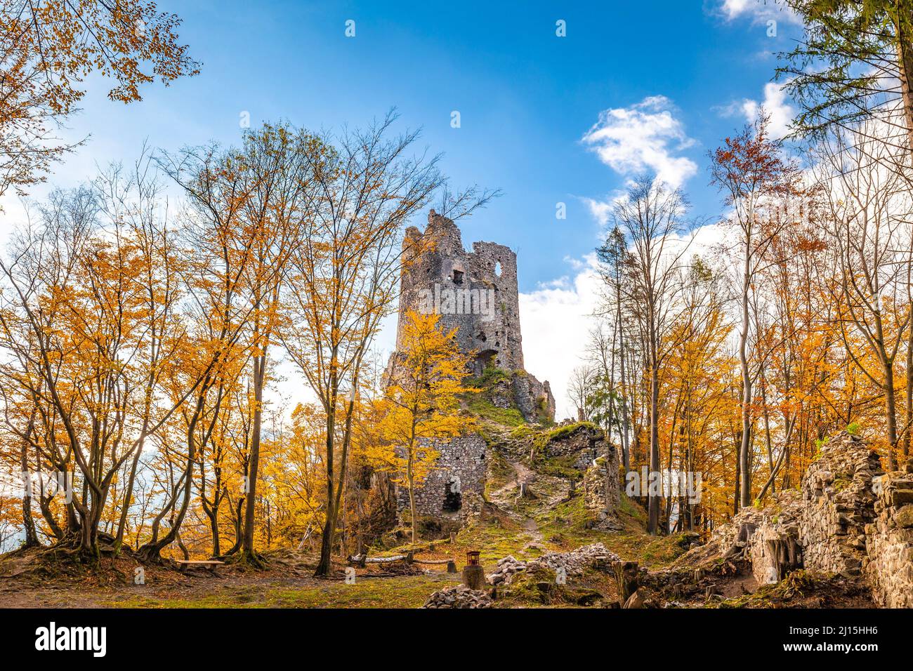 Castello medievale Starhrad nel paesaggio di montagna autunno, Slovacchia, Europa. Foto Stock