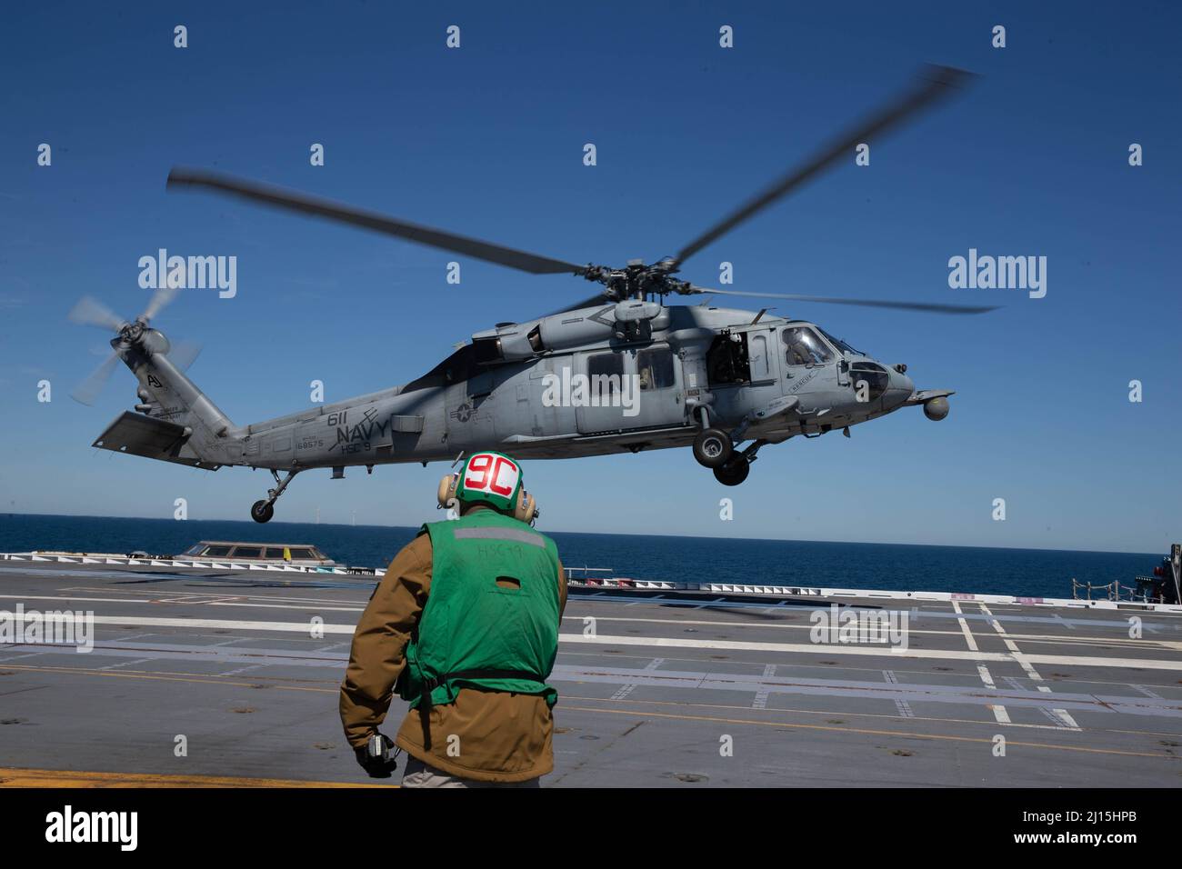 Un MH-60s Nighthawk, attaccato ai 'tridenti' di Helicopter Sea Combat Squadron (HSC) 9, si avvicina alla piattaforma di volo di USS Gerald R. Ford (CVN 78), 21 marzo 2022. Ford è in corso nell’Oceano Atlantico per la certificazione del ponte di volo e le qualifiche dei vettori aerei nell’ala come parte della fase di base personalizzata della nave prima dello spiegamento operativo. (STATI UNITI Foto Navy di Mass Communication Specialist 3rd Classe Jacob Mattingly) Foto Stock