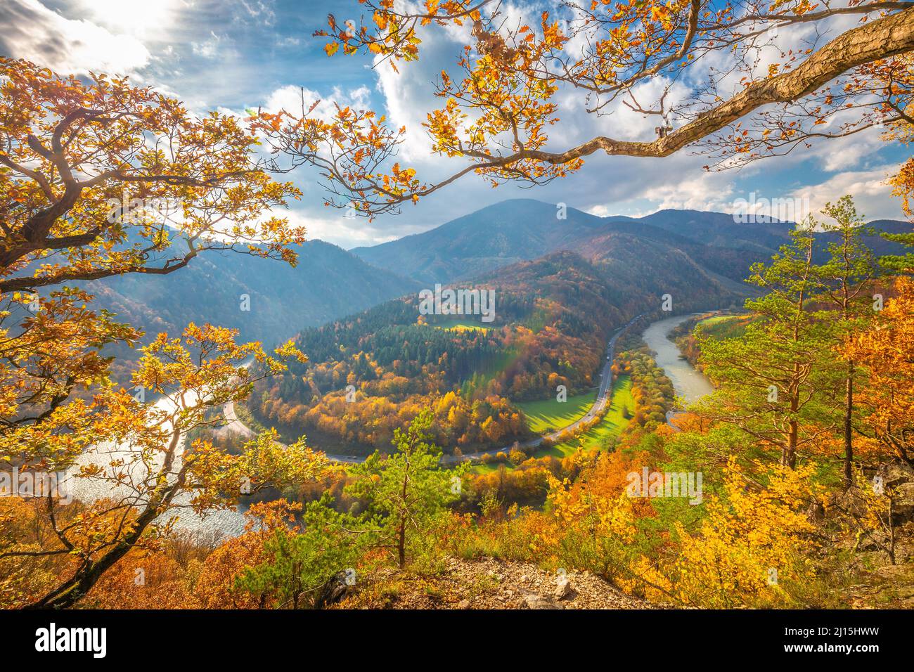 Paesaggio autunnale con meandro di un fiume. Il Domasin si snodano sul fiume Vah. Il parco nazionale di Mala Fatra, Slovacchia, Europa. Foto Stock