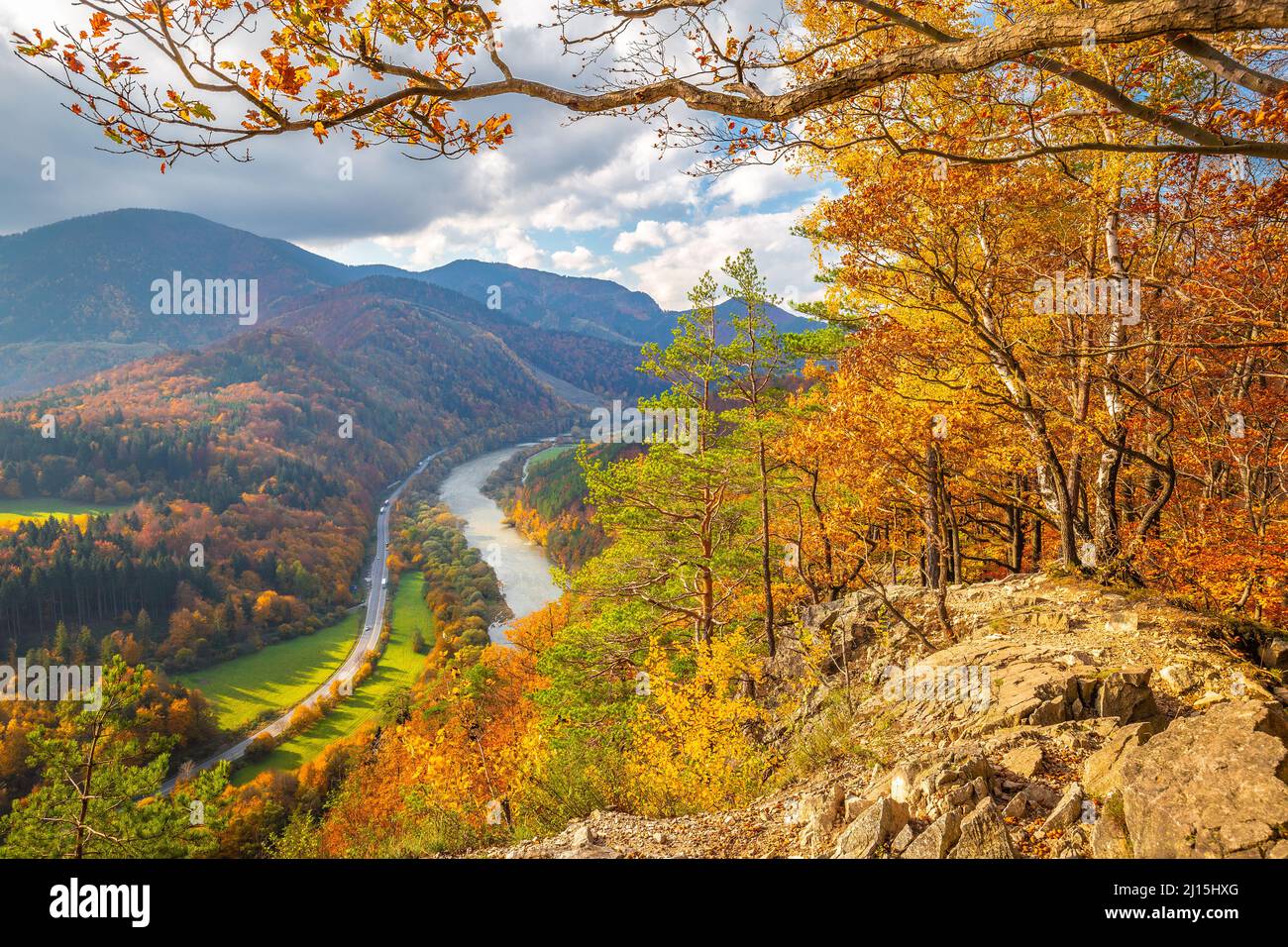 Paesaggio autunnale con il fiume Vah. Il parco nazionale di Mala Fatra, Slovacchia, Europa. Foto Stock