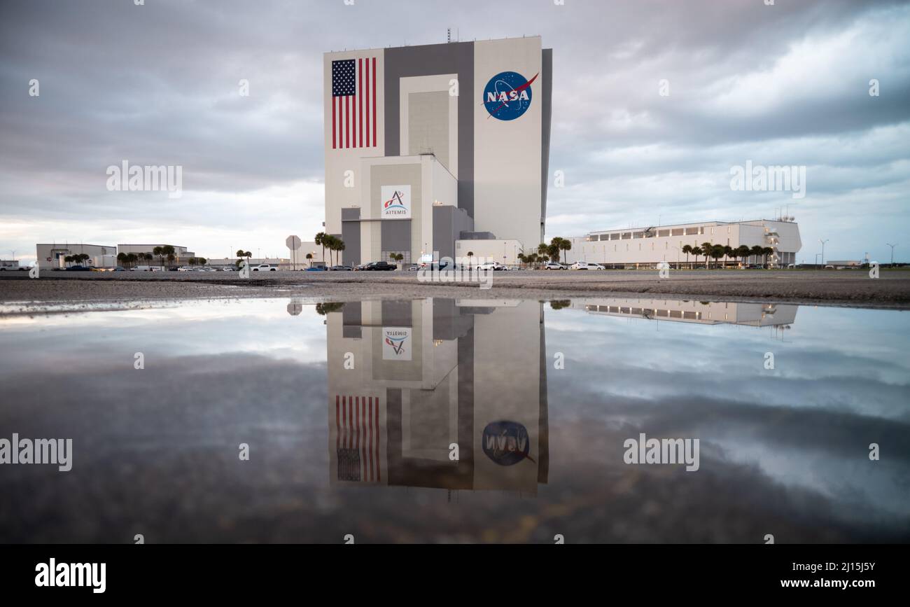 Il Vehicle Assembly Building è visto prima del lancio del razzo Space Launch System (SLS) della NASA con la navicella spaziale Orion a bordo di un lanciatore mobile da High Bay 3, mercoledì 16 marzo 2022, presso il Kennedy Space Center della NASA in Florida. Prima del test di volo Artemis i della NASA, il razzo SLS completamente accatastato e integrato e la navicella spaziale Orion saranno sottoposti a una prova di vestito bagnato al Launch Complex 39B per verificare i sistemi e mettere in pratica le procedure di conto alla rovescia per il primo lancio. Photo Credit: (NASA/Joel Kowsky) Foto Stock