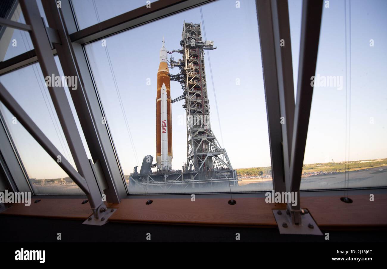 Il razzo Space Launch System (SLS) della NASA con la navicella spaziale Orion a bordo è visto attraverso le finestre della sala di tiro uno nel Rocco A. Petrone Launch Control Center sulla cima di un lanciatore mobile mentre esce dall'High Bay 3 del Vehicle Assembly Building per la prima volta Lancia il complesso 39B, giovedì 17 marzo 2022, presso il Kennedy Space Center della NASA in Florida. Prima del test di volo Artemis i della NASA, il razzo SLS completamente accatastato e integrato e la navicella spaziale Orion saranno sottoposti a una prova di vestito bagnato al Launch Complex 39B per verificare i sistemi e mettere in pratica le procedure di conto alla rovescia per il primo lancio. PH Foto Stock