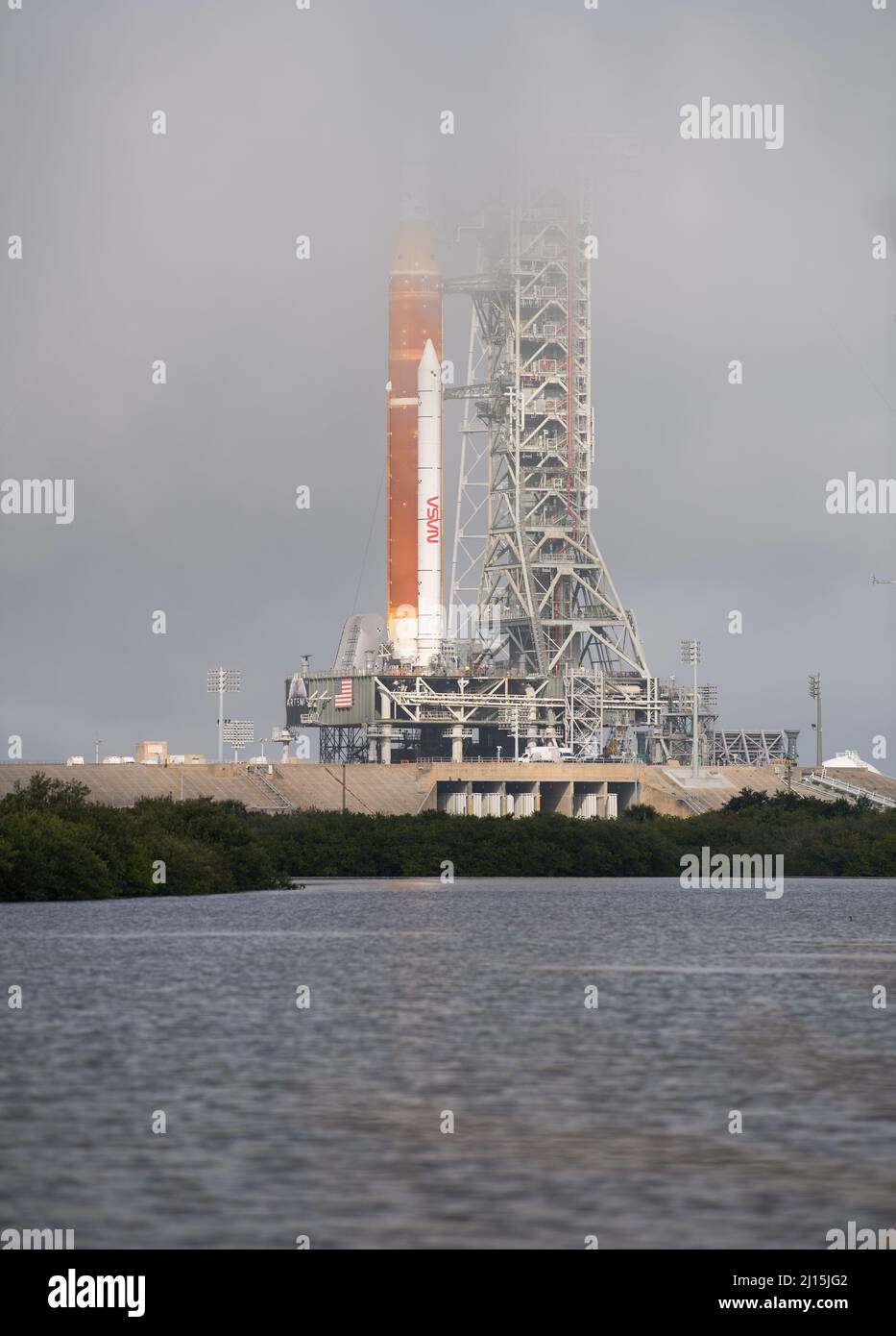 Il razzo Space Launch System (SLS) della NASA con la navicella spaziale Orion a bordo è visto in cima a un lanciatore mobile al Launch Complex 39B, venerdì 18 marzo 2022, dopo essere stato lanciato sul trampolino di lancio per la prima volta al Kennedy Space Center della NASA in Florida. Prima del test di volo Artemis i della NASA, il razzo SLS completamente accatastato e integrato e la navicella spaziale Orion saranno sottoposti a una prova di vestito bagnato al Launch Complex 39B per verificare i sistemi e mettere in pratica le procedure di conto alla rovescia per il primo lancio. Photo Credit: (NASA/Aubrey Gemignani) Foto Stock