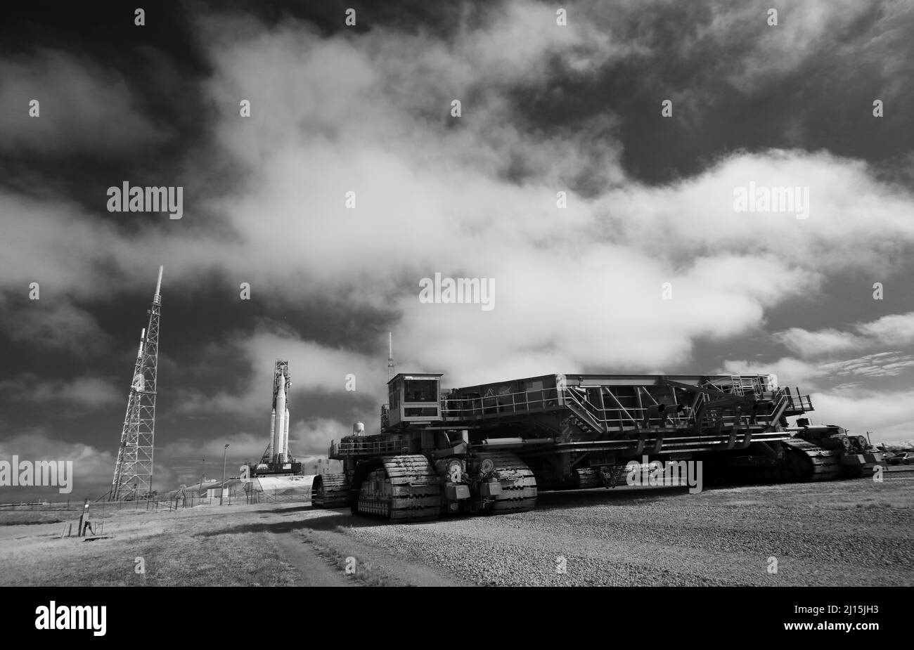 In questa immagine infrarossa in bianco e nero, Crawler-Transporter 2 è visto al di fuori della recinzione perimetrale del complesso di lancio 39B dopo l'arrivo del razzo Space Launch System (SLS) della NASA con la navicella spaziale Orion a bordo è visto in cima ad un lanciatore mobile, Venerdì 18 marzo 2022, Presso il Kennedy Space Center della NASA in Florida. Prima del test di volo Artemis i della NASA, il razzo SLS completamente accatastato e integrato e la navicella spaziale Orion saranno sottoposti a una prova di vestito bagnato al Launch Complex 39B per verificare i sistemi e mettere in pratica le procedure di conto alla rovescia per il primo lancio. Photo Credit: (NASA/Joel Kowsky) Foto Stock